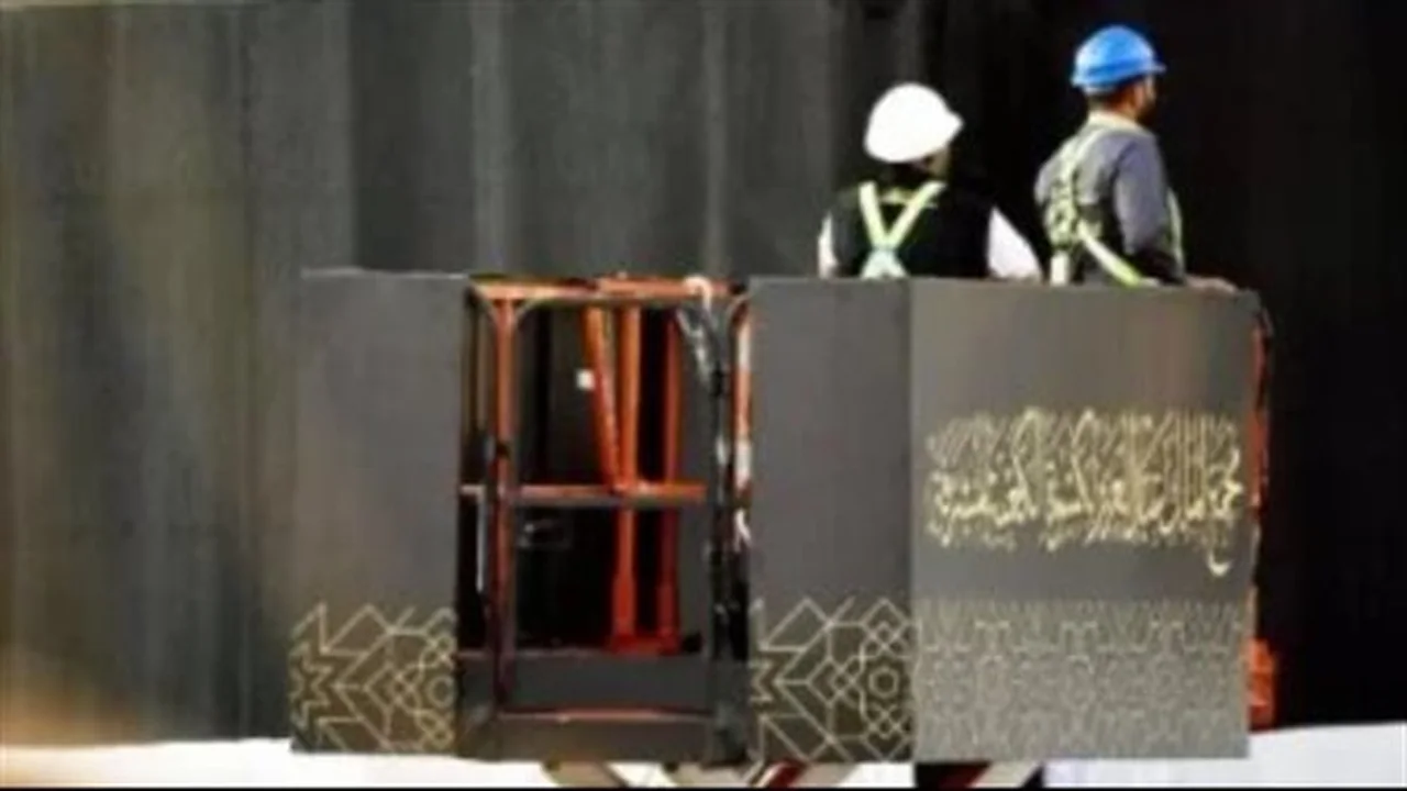 تغيير كبير.. فريق سعودي يتولى كسوة الكعبة المشرفة